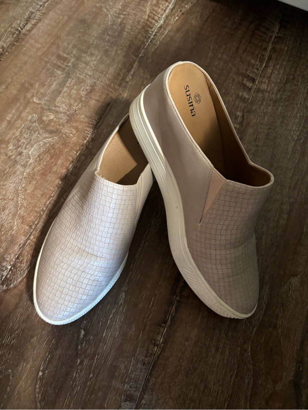 Susina Neutral MauveTextured WedgeSlip-On Mules in Beige size 7